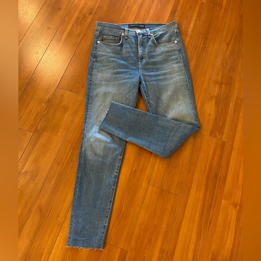 Veronica Beard Kate 10 inch light wash jean. Size 29/8.  Excellent condition.